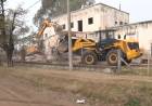 SE DEMOLIÓ EL VIEJO HOGAR DE ANCIANOS PARA COMENZAR CON LA CONSTRUCCIÓN DE UN POLIDEPORTIVO