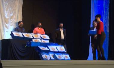 LAS DIRECTORAS DE LAS ESCUELAS RECIBIERON UNA BANDERA NACIONAL DE OBSEQUIO