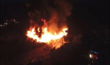 INCENDIO DE NEUMÁTICOS EN PREDIO DE RECICLADO