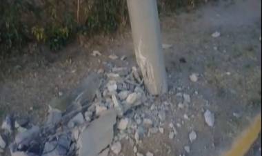 UN CAMIÓN SE CHOCÓ UNA COLUMNA Y DEJO AL PUEBLO SIN ENERGÍA