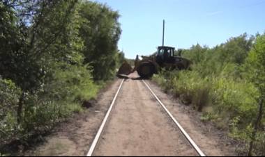 FRENAN DESMONTE SOBRE LAS VÍAS DEL FERROCARRIL