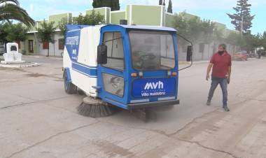 SE PUSO EN FUNCIONES A LA NUEVA BARREDORA DE CALLES