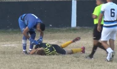 PREOCUPANTE LESIÓN EN LA ZONA CERVICAL... EL ARBITRO SIGA SIGA