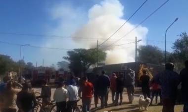 VORAZ INCENDIO DEJÓ A UNA FAMILIA SIN NADA