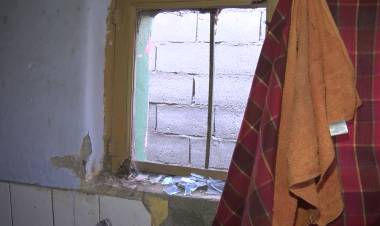 LE ROMPEN UNA VENTANA PARA ENTRARLE A ROBAR