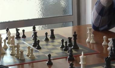 COMENZÓ EL TALLER DE AJEDREZ EN LA BIBLIOTECA