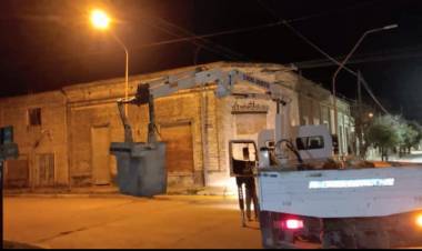 ARROJARON UN ALAMBRE Y PROVOCÓ UN CORTE EN EL ALUMBRADO PÚBLICO