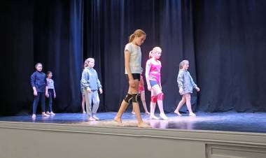 LAS NIÑAS Y JÓVENES DE LA ESCUELA DE ARTE PARTICIPAN DEL DANZA TU DANZA