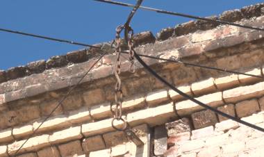 TIRARON UN ALAMBRE Y UNA CADENA SOBRE LA LINEA ELÉCTRICA Y DEJARON SIN LUZ A UNA PARTE DE LA LOCALIDAD