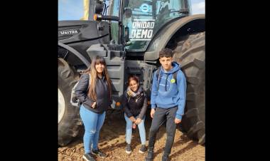 ALUMNOS DEL IPEMyA VISITARON LA AGROACTIVA