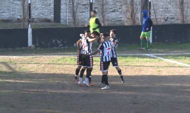 EL VILLA GANÓ SU PRIMER PARTIDO DEL TORNEO Y SE METIÓ EN ZONA DE CLASIFICACIÓN