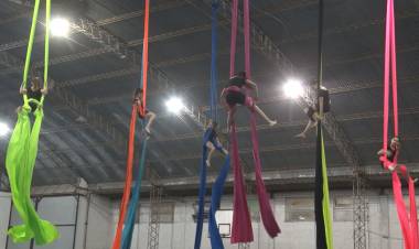 SHOW DE ACROBACIAS AÉREAS EN TELA EN EL GIGANTE DEL VILLA