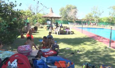 LOS NIÑOS DE LA COLONIA DEL COMPLEJO SAN CARLOS DISFRUTAN SUS ÚLTIMOS DÍAS DEL VERANO