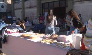 FERIA DE CÁRITAS PARROQUIAL JUNTO A VARIOS EMPRENDEDORES