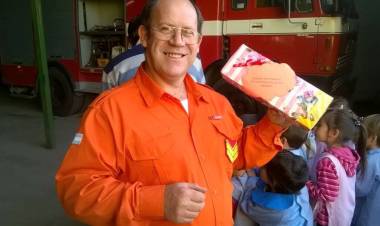 EMOTIVA DESPEDIDA DEL CUERPO ACTIVO DE BOMBEROS PARA JUAN VALDIVIESO