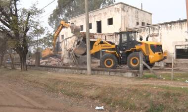 SE DEMOLIÓ EL VIEJO HOGAR DE ANCIANOS PARA COMENZAR CON LA CONSTRUCCIÓN DE UN POLIDEPORTIVO