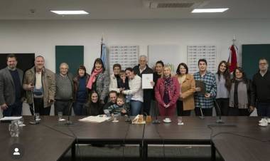 LA ESCRITORA LUCIANA GÓMEZ RECIBIÓ EL BENEPLÁCITO DE LA LEGISLATURA POR EL LIBRO DE SU HIJO