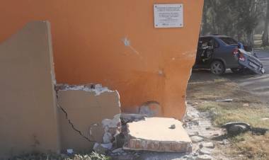 ACCIDENTE EN EL PÓRTICO DE ENTRADA CON DOS PERSONAS HOSPITALIZADAS