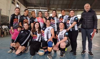 LAS CHICAS DEL VOLEY DEL VILLA CONSIGUIERON EL ASCENSO
