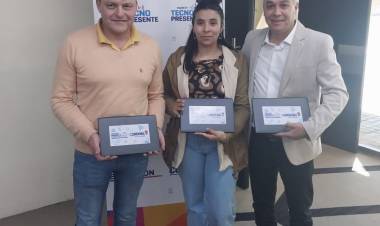 EL CENMA 81 RECIBIÓ 10 NOTBOOK DEL PROGRAMA TECNO PRESENTE