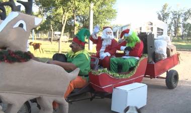 PAPA NOÉL RECORRIÓ LAS CALLES Y REPARTIÓ REGALOS