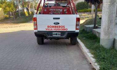 BOMBEROS RESTAURAN UNA CAMIONETA QUE SE HABIA INCENDIADO