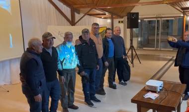 VETERERANOS DE MALVINAS LOCALES COMPARTIERON UNA CHARLA JUNTO AL EX COMODORO SANCHEZ