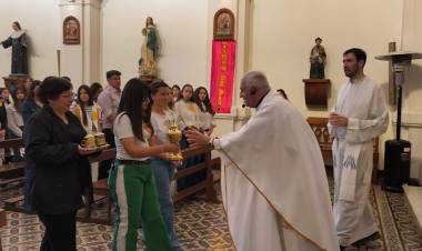 MONSEÑOR URIONA PRESENTE EN LAS CONFIRMACIONES