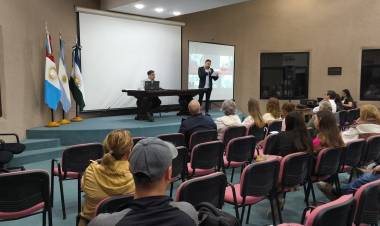 EL HUIDOBRENSE LUCIANO NICOLA DAPELO DISERTÓ EN HUINCA POR LOS 50 AÑOS DEL GOLPE MITILAR