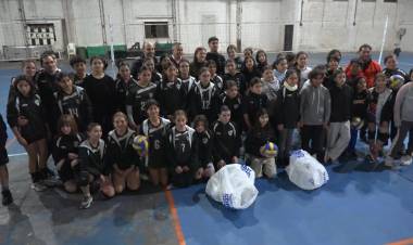 LA AGENCIA CÓRDOBA JOVEN ENTREGÓ PELOTAS AL VOLEY DEL FCVH
