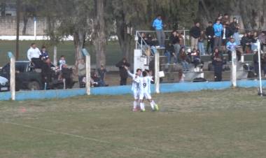 CAMPILLO VENCIÓ A JUVENTUD Y SIGUE ARRIBA DE TODOS