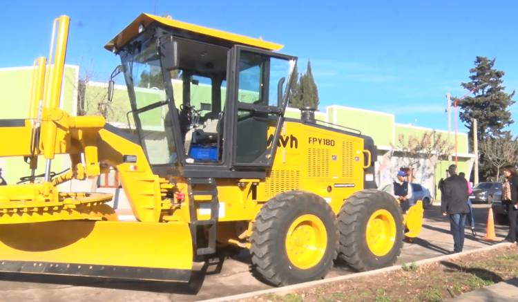 PRESENTARON UNA NUEVA MOTONIVELADORA PARA LA LOCALIDAD