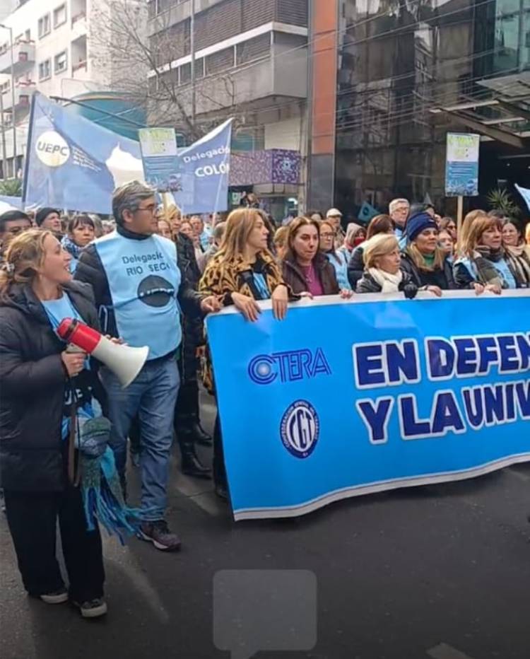 LOS DOCENTES CONTINÚAN CON SU LUCHA POR MEJORAS SALARIALES