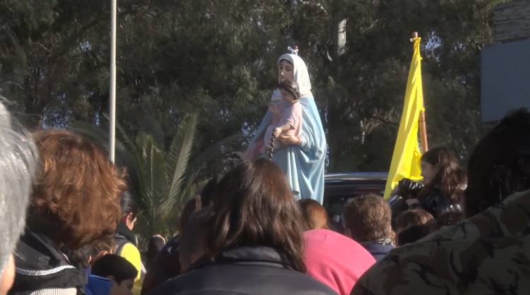 LA VIRGEN DE SAN NICÓLAS FUE RECIBIDA POR UNA MULTITUD EN EL ACCESO A LA LOCALIDAD