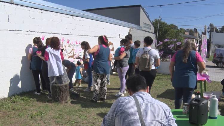 MURAL EN EL CENTRO DE APOYO POR EL OCTUBRE ROSA