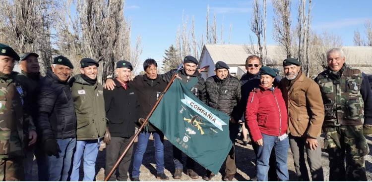 COMPAÑEROS DE SECCIÓN EN MALVINAS SE REUNEN EN HUIDOBRO