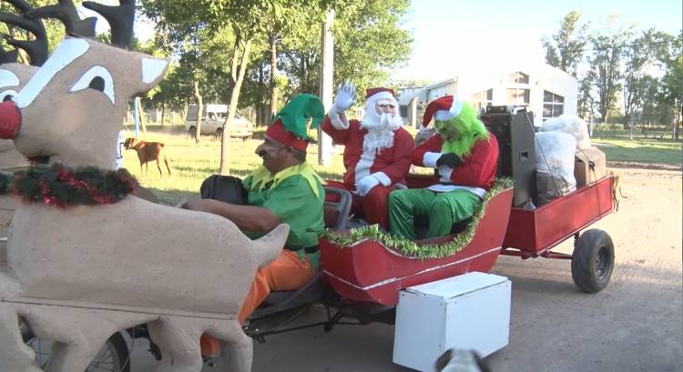 PAPA NOÉL RECORRIÓ LAS CALLES Y REPARTIÓ REGALOS