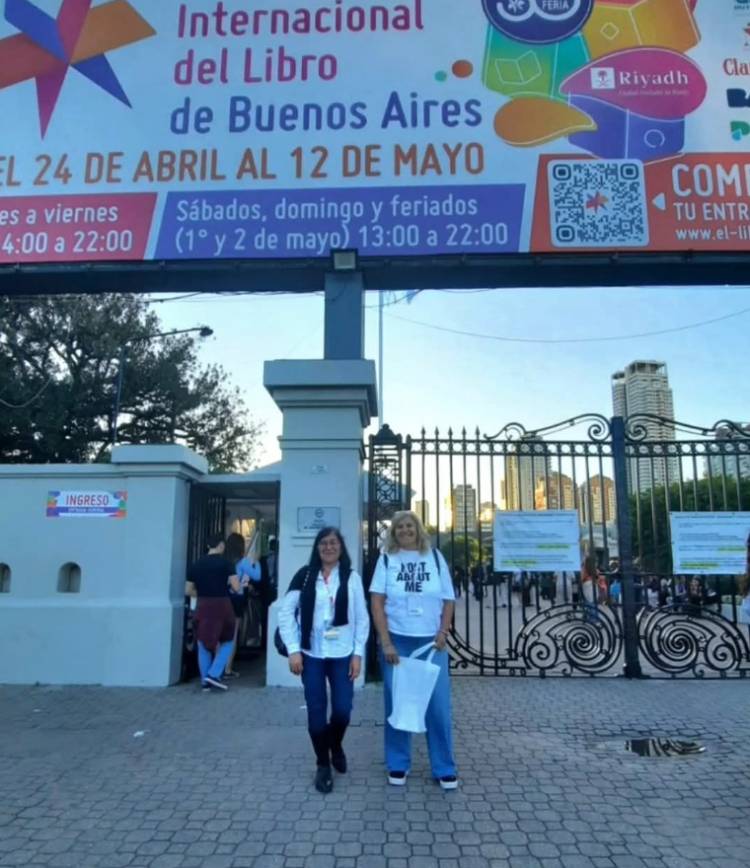 LA BIBLIOTECA CON NUEVOS EJEMPLARES QUE LLEGAN DESDE LA FERIA DEL LIBRO
