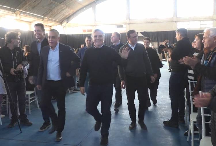 EL GOBERNADOR PASO POR HUIDOBRO Y DEJÓ VARIOS ANUNCIOS Y OBRAS INAUGURADAS