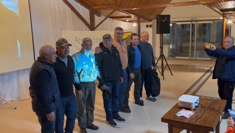 VETERERANOS DE MALVINAS LOCALES COMPARTIERON UNA CHARLA JUNTO AL EX COMODORO SANCHEZ