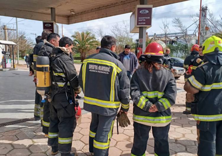 CAPACITACIÓN DE BOMBEROS DE LA REGIONAL CON UN SIMULACRO DE INCENDIO EN UNA ESTACIÓN DE SERVICIOS