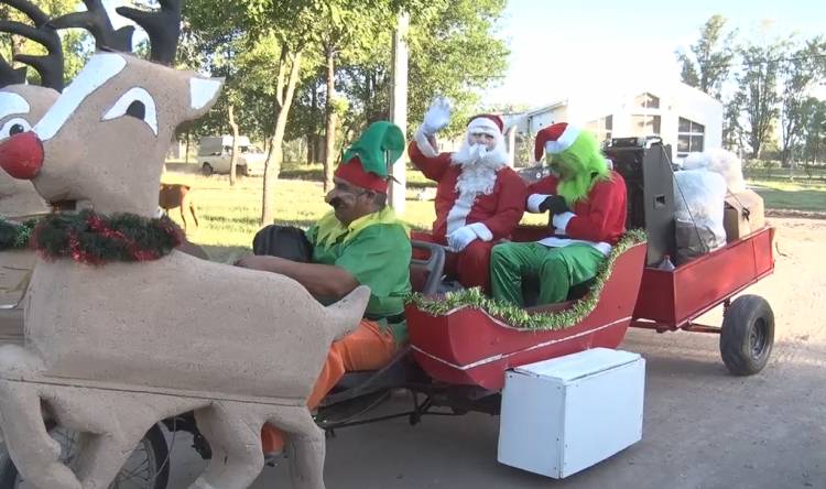 PAPA NOEL SE PREPARA PARA RECORRER LAS CALLES DE LA LOCALIDAD