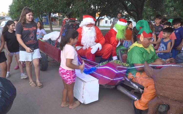 PAPA NOEL PASO POR HUIDOBRO Y DEJÓ REGALOS PARA TODOS