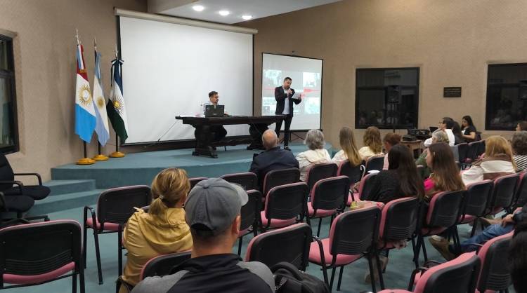 EL HUIDOBRENSE LUCIANO NICOLA DAPELO DISERTÓ EN HUINCA POR LOS 50 AÑOS DEL GOLPE MITILAR