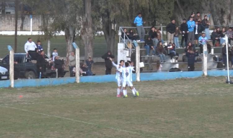 CAMPILLO VENCIÓ A JUVENTUD Y SIGUE ARRIBA DE TODOS