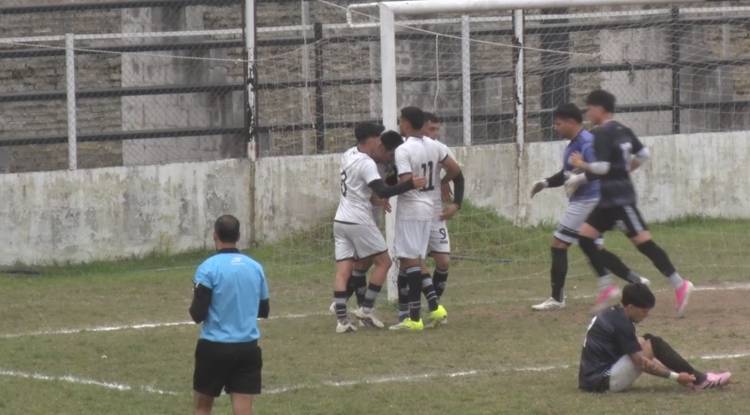 EL VILLA NO PUDO CON EL CAMPEÓN